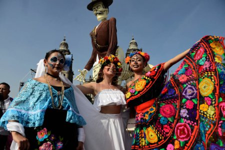 Téléchargez les photos : 1er novembre 2023, Mexico, Mexique : Des filles habillées pour les célébrations de Dia de Muertos assistent à l'Offrande Monumentale de la Journée des Morts au Zocalo de Mexico - en image libre de droit