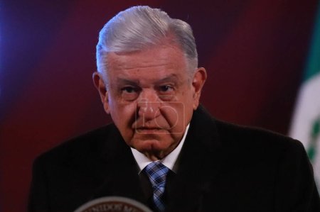 Téléchargez les photos : 1er novembre 2023 à Mexico, Mexique : Le président du Mexique, Andres Manuel Lopez Obrador, prend la parole lors d'une conférence d'information quotidienne devant les journalistes au Palais national - en image libre de droit