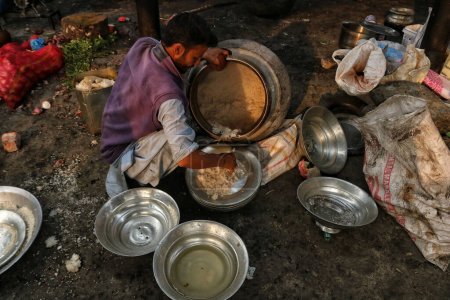Foto de Noviembre 01,2023, Srinagar Cachemira, India: Waza Or Chef prepara un Trami (plato) con arroz al vapor antes de servirlos a los invitados durante una ceremonia de matrimonio en masa, en Srinagar - Imagen libre de derechos