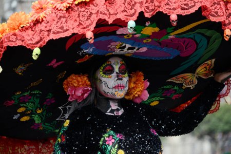 Téléchargez les photos : 1er novembre 2023, Mexico, Mexique : Une femme déguisée en Catrina est vue lors de l'Offrande Monumentale du Jour des Morts au Zocalo de Mexico - en image libre de droit