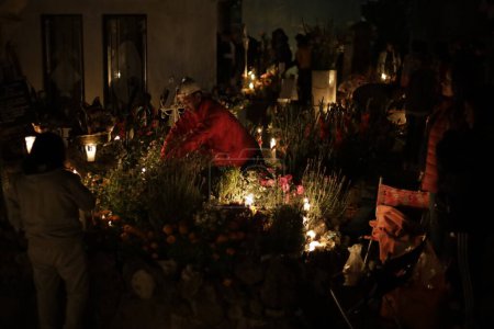 Foto de 1 de noviembre de 2023, Ciudad de México, México: Familias decoran las tumbas de sus seres queridos, niños y también vigilan las tumbas de adultos como parte del Festival del Día de los Muertos en el Panteón de San Gregorio Atlapulco en la Alcaldía de Xochimilco - Imagen libre de derechos