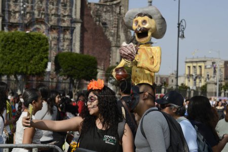 Foto de 1 de noviembre de 2023, Ciudad de México, México: Una mujer se hace un selfie durante la Mega Ofrenda Monumental del Día de los Muertos en el Zócalo de la Ciudad de México - Imagen libre de derechos