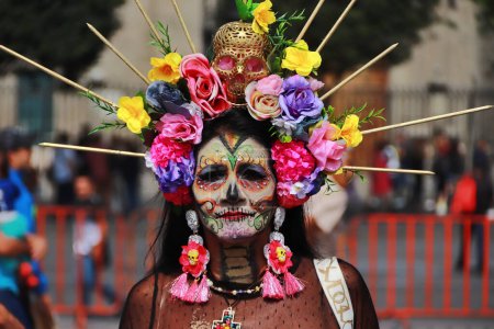 Téléchargez les photos : 1er novembre 2023 à Mexico, Mexique : Les gens s'habillent et se maquillent dans le cadre de la commémoration de la Journée des morts au zcalo de Mexico - en image libre de droit