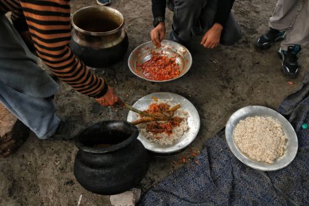 Téléchargez les photos : 01 novembre 2023, Srinagar Cachemire, Inde : Des chefs cuisiniers préparent un wazwan Trami (Platter) lors d'une cérémonie de mariage de masse, à Srinagar - en image libre de droit