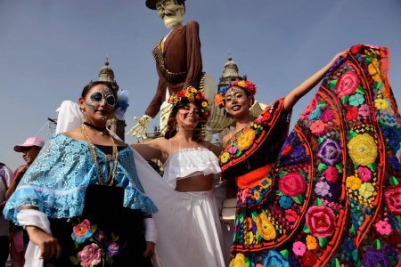 Téléchargez les photos : 1er novembre 2023, Mexico, Mexique : Des filles habillées pour les célébrations de Dia de Muertos assistent à l'Offrande Monumentale de la Journée des Morts au Zocalo de Mexico - en image libre de droit