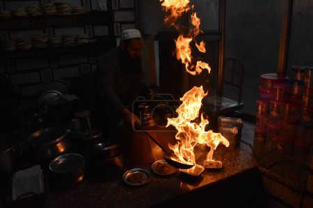 Téléchargez les photos : 1er novembre 2023, Srinagar, Inde : L'homme du Cachemire cuisine "Harisa" est un plat d'hiver qui est consommé principalement tôt le matin est un aliment plus que plus de 200 ans d'antiquité - en image libre de droit