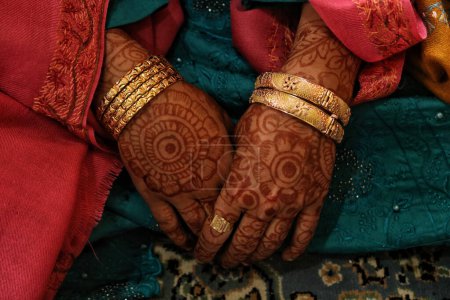 Foto de Noviembre 01,2023, Srinagar Cachemira, India: Una novia se sienta mientras espera durante una ceremonia de matrimonio masivo, en Srinagar. Un total de 114 parejas empobrecidas se casaron durante una ceremonia de masas organizada por la ONG) - Imagen libre de derechos