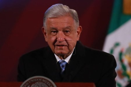 Téléchargez les photos : 1er novembre 2023 à Mexico, Mexique : Le président du Mexique, Andres Manuel Lopez Obrador, prend la parole lors d'une conférence d'information quotidienne devant les journalistes au Palais national - en image libre de droit