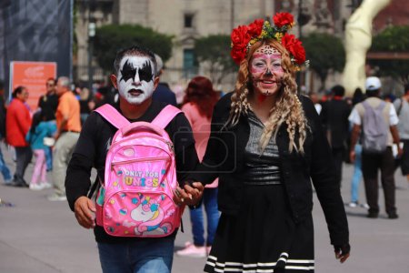 Foto de 1 de noviembre de 2023 en la Ciudad de México, México: La gente se viste y se maquilla como parte de la conmemoración del Día de los Muertos en el zcalo de la Ciudad de México - Imagen libre de derechos
