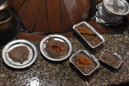 Téléchargez les photos : 1er novembre 2023, Srinagar, Inde : L'homme du Cachemire cuisine "Harisa" est un plat d'hiver qui est consommé principalement tôt le matin est un aliment plus que plus de 200 ans d'antiquité - en image libre de droit