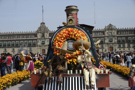 Téléchargez les photos : 1er novembre 2023, Mexico, Mexique : Détail d'un crâne monumental en carton qui fait partie de l'Offrande Monumentale du Jour des Morts au Zocalo de Mexico - en image libre de droit