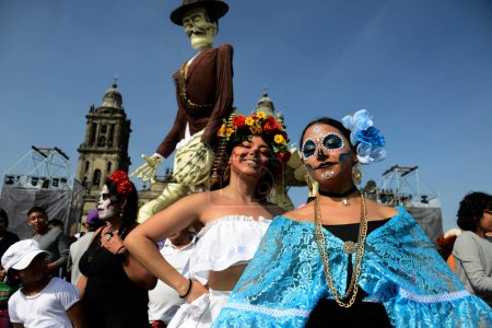 Foto de 1 de noviembre de 2023, Ciudad de México, México: Niñas vestidas para las celebraciones del Día de Muertos asisten a la Mega Ofrenda Monumental del Día de los Muertos en el Zócalo de la Ciudad de México - Imagen libre de derechos