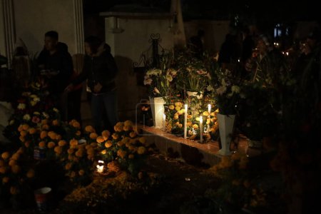 Téléchargez les photos : 1er novembre 2023, Mexico, Mexique : Des familles décorent les tombes de leurs proches, enfants et veillent également sur les tombes des adultes dans le cadre de la Journée des Morts au Panthéon de San Gregorio Atlapulco dans le bureau du maire de Xochimilco - en image libre de droit
