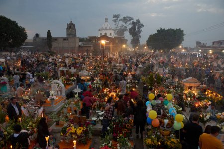 Téléchargez les photos : 2 novembre 2023, Mexico, Mexique : Vue générale du cimetière San Andres Mixquic situé au sud-est de Mexico lors des célébrations de la fête des morts, l'une des traditions les plus profondément enracinées au Mexique - en image libre de droit