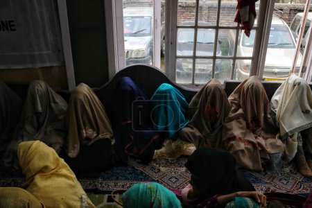 Téléchargez les photos : 01 novembre 2023, Srinagar Cachemire, Inde : Mariées voilées assises sur le sol en attendant d'assister à une cérémonie de mariage de masse, à Srinagar - en image libre de droit
