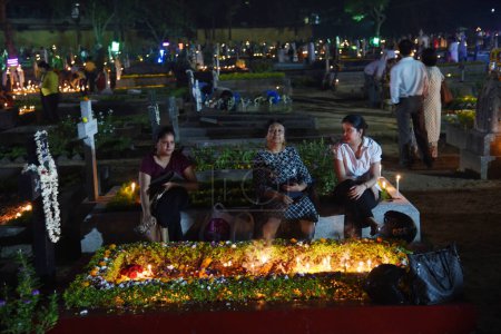 Foto de 2 de noviembre de 2023, Kolkata, India: Los devotos cristianos asisten a los panteones para ofrecer oraciones junto a las tumbas de sus amores en un 'Día de Todas las Almas' en Kolkata - Imagen libre de derechos