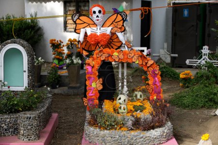 Téléchargez les photos : 2 novembre 2023, Mexico, Mexique : Les tombes des enfants et des adultes sont décorées avec des arrangements et des cadeaux le jour de la fête des morts au Panthéon de San Antonio Tecomitl dans le bureau du maire de Milpa Alta à Mexico - en image libre de droit