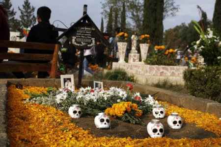 Foto de 2 de noviembre de 2023, Ciudad de México, México: Las tumbas de niños y adultos están decoradas con arreglos y regalos en el Día de los Muertos en el Panteón de San Antonio Tecomitl en la Oficina del Alcalde de Milpa Alta en la Ciudad de México - Imagen libre de derechos
