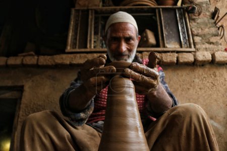 Téléchargez les photos : 02 novembre 2023, Srinagar Cachemire, Inde : Abdul Salam Kumar, potier musulman du Cachemire, fabrique des lampes en terre dans son atelier avant le festival de Diwali, à la périphérie de Srinagar - en image libre de droit