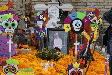 Téléchargez les photos : 2 novembre 2023, Mexico, Mexique : Les tombes des enfants et des adultes sont décorées avec des arrangements et des cadeaux le jour de la fête des morts au Panthéon de San Antonio Tecomitl dans le bureau du maire de Milpa Alta à Mexico - en image libre de droit