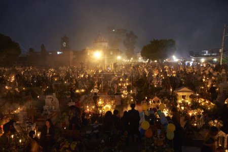 Téléchargez les photos : 2 novembre 2023, Mexico, Mexique : Vue générale de nuit du cimetière San Andres Mixquic situé au sud-est de Mexico lors des célébrations du Jour des Morts, l'une des traditions les plus profondément enracinées au Mexique - en image libre de droit