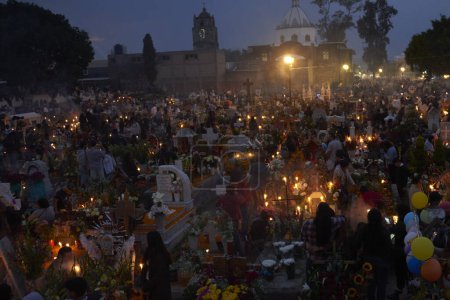 Téléchargez les photos : 2 novembre 2023, Mexico, Mexique : Vue générale de nuit du cimetière San Andres Mixquic situé au sud-est de Mexico lors des célébrations du Jour des Morts, l'une des traditions les plus profondément enracinées au Mexique - en image libre de droit