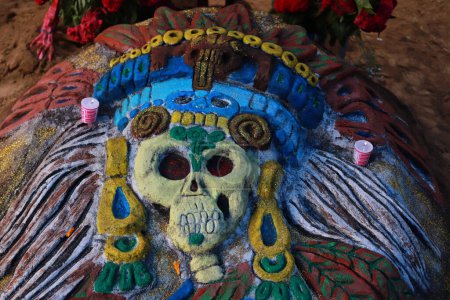 Téléchargez les photos : 2 novembre 2023 à Mexico, Mexique : Des parents assistent au panthéon de San Antonio Tecmitl et sculptent la terre avec des éléments tels que de la sciure, de la chaux et des fleurs, en offrande pour recevoir leurs morts - en image libre de droit