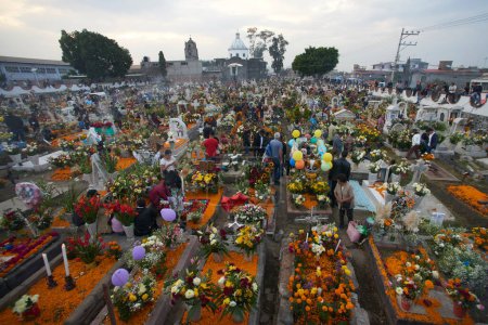 Téléchargez les photos : 2 novembre 2023, Mexico, Mexique : Vue générale du cimetière San Andres Mixquic situé au sud-est de Mexico lors des célébrations de la fête des morts, l'une des traditions les plus profondément enracinées au Mexique - en image libre de droit