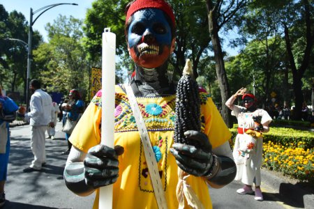 Foto de 4 de noviembre de 2023, Ciudad de México, México: Participantes participan durante el 8º Desfile Anual del Mega Día de los Muertos en la Avenida Reforma, con motivo del fin de la celebración del Día de los Muertos - Imagen libre de derechos