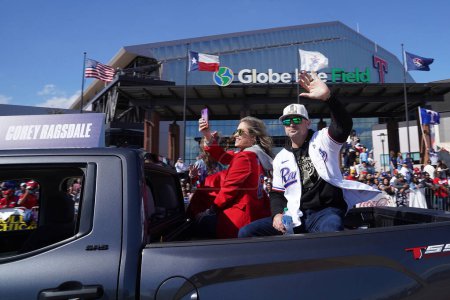 Foto de Arlington, Texas, EE.UU.: Corey Ragsdale, entrenador de lanzamiento de los Rangers de Texas, participa en el desfile celebrando su Campeonato de la Serie Mundial 2023 en las calles del distrito de entretenimiento de Arlington y frente al Globe Life Field - Imagen libre de derechos