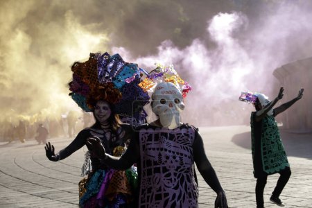 Foto de 4 de noviembre de 2023, Ciudad de México, México: Desfile del Día de los Muertos en la Avenida Reforma como parte de la festividad del Día de los Muertos en la Alcaldía de Cuauhtemoc en la Ciudad de México - Imagen libre de derechos