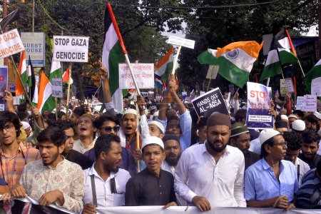 Téléchargez les photos : 3 novembre 2023, Kolkata, Inde : Des militants musulmans prennent part à un rassemblement pour protester contre l'attaque israélienne contre Gaza - en image libre de droit