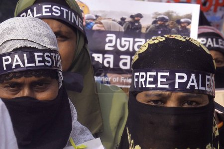 Foto de 3 de noviembre de 2023, Kolkata, India: Una mujer musulmana participa en un mitin para protestar contra el ataque israelí a Gaza - Imagen libre de derechos