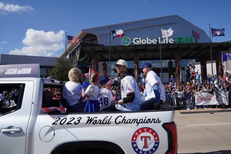 Foto de Arlington, Texas, EE.UU.: Jacob deGrom, lanzador de los Rangers de Texas, participa en el desfile celebrando su Campeonato de la Serie Mundial 2023 en las calles del distrito de entretenimiento de Arlington y frente al Globe Life Field el viernes 3 de noviembre - Imagen libre de derechos