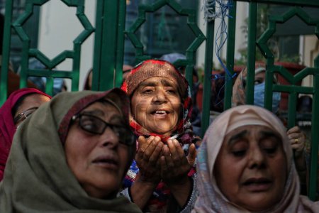 Téléchargez les photos : 03 novembre 2023, Srinagar Cachemire, Inde : Les dévots musulmans prient comme un prêtre arbore une relique marquant le dernier vendredi de "nôtre", ou anniversaire de la mort du saint soufi qui vivait à Bagdad il y a environ 1000 ans - en image libre de droit