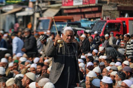 Téléchargez les photos : 03 novembre 2023, Srinagar Cachemire, Inde : Un homme asperge d'eau de rose pendant que les musulmans du Cachemire prient pendant le dernier vendredi de "notre", ou l'anniversaire de la mort du saint soufi qui vivait à Bagdad il y a environ 1000 ans - en image libre de droit