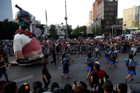 Téléchargez les photos : 4 novembre 2023, Mexico, Mexique : Défilé du Jour des Morts sur l'avenue Reforma dans le cadre de la fête du Jour des Morts au bureau du maire de Cuauhtemoc à Mexico - en image libre de droit