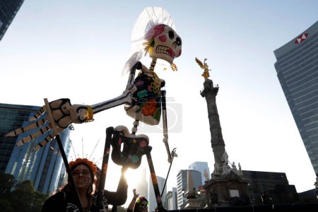 Foto de 4 de noviembre de 2023, Ciudad de México, México: Desfile del Día de los Muertos en la Avenida Reforma como parte de la festividad del Día de los Muertos en la Alcaldía de Cuauhtemoc en la Ciudad de México - Imagen libre de derechos