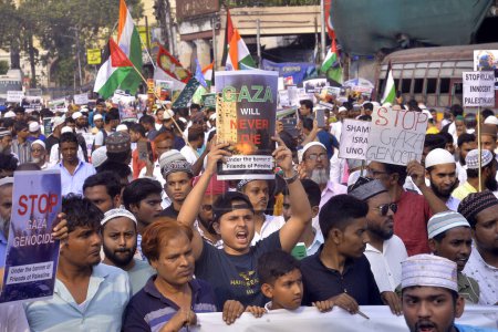 Téléchargez les photos : Des hommes musulmans prennent part à un rassemblement pour protester contre l'attaque israélienne contre Gaza le 3 novembre 2023 à Kolkata - en image libre de droit