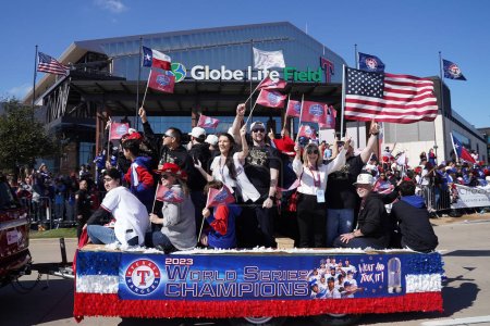 Foto de Arlington, Texas, Estados Unidos: Imágenes del desfile que celebra el Campeonato Mundial de Texas Rangers 2023 en las calles del distrito de entretenimiento de Arlington y frente al Globe Life Field el viernes 3 de noviembre de 2023 - Imagen libre de derechos