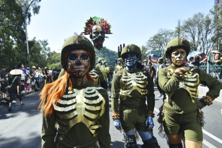 Téléchargez les photos : 4 novembre 2023, Mexico, Mexique : Les participants prennent part à la 8e parade annuelle de la Mega Day of the Dead sur l'avenue Reforma, à l'occasion de la fin des célébrations de la Journée des Morts - en image libre de droit