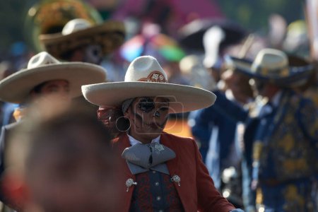 Foto de 4 de noviembre de 2023, Ciudad de México, México: Participantes participan durante el 8º Desfile Anual del Mega Día de los Muertos en la Avenida Reforma, con motivo de la finalización de las celebraciones del Día de los Muertos - Imagen libre de derechos
