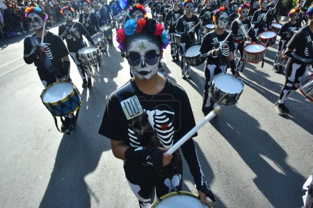 Téléchargez les photos : 4 novembre 2023, Mexico, Mexique : Les participants prennent part à la 8e parade annuelle de la Mega Day of the Dead sur l'avenue Reforma, à l'occasion de la fin des célébrations de la Journée des Morts - en image libre de droit