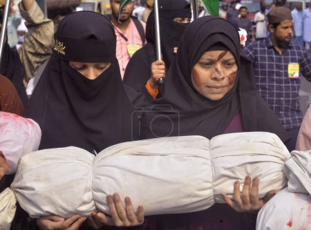 Foto de 3 de noviembre de 2023, Calcuta, India: Mujeres musulmanas sostienen modelo de niño muerto durante una manifestación para protestar contra el ataque israelí a Gaza - Imagen libre de derechos