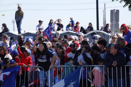 Téléchargez les photos : Arlington, Texas, USA : Images de la parade célébrant le championnat des Texas Rangers 2023 World Series dans les rues du quartier des divertissements d'Arlington et devant Globe Life Field le vendredi 3 novembre 2023 - en image libre de droit