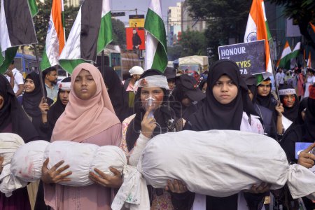 Téléchargez les photos : 3 novembre 2023, Kolkata, Inde : Des femmes musulmanes tiennent un modèle d'enfant mort lors d'un rassemblement pour protester contre l'attaque israélienne contre Gaza - en image libre de droit