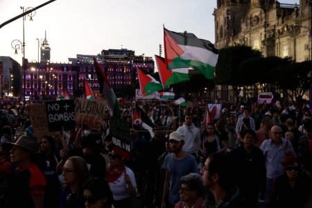 Foto de 5 de noviembre de 2023, Ciudad de México, México: Miles de personas participan en la marcha en solidaridad con Palestina en demanda del alto el fuego del Estado de Israel contra el pueblo palestino - Imagen libre de derechos