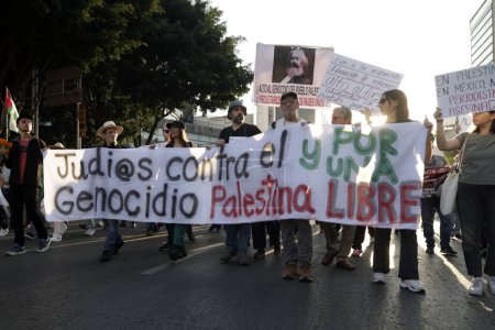 Téléchargez les photos : 5 novembre 2023, Mexico, Mexique : Des milliers de personnes participent à la marche en solidarité avec la Palestine pour demander le cessez-le-feu de l'État d'Israël contre le peuple palestinien - en image libre de droit