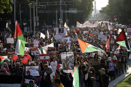 Foto de 5 de noviembre de 2023, Ciudad de México, México: Miles de personas participan en la marcha en solidaridad con Palestina en demanda del alto el fuego del Estado de Israel contra el pueblo palestino - Imagen libre de derechos