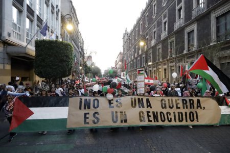 Foto de 5 de noviembre de 2023, Ciudad de México, México: Miles de personas participan en la marcha en solidaridad con Palestina en demanda del alto el fuego del Estado de Israel contra el pueblo palestino y hacen ofrendas en homenaje a los muertos - Imagen libre de derechos